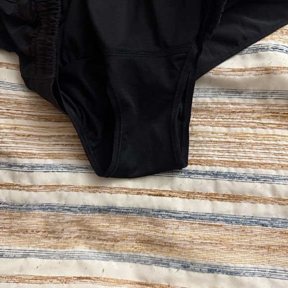 lululemon athletica Men's Black Athletic Shorts - Picture 5 of 8